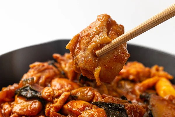 Beyaz arkaplanda Korece Dakgalbi