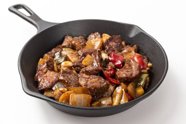 Beyaz arka planda biftek ısırıkları