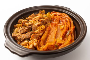 Beyaz arkaplanda yıllanmış kimçi buğulaması.