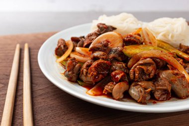 Baharatlı soslu somen ve sebzeli Whelk