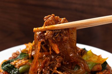 Mara Xiang guo kızarmış et, sebze ve kurutulmuş soya peyniri.