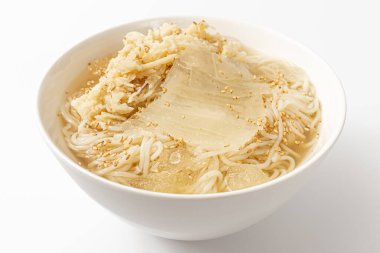 Beyaz arkaplanda Tavuk Naengmyeon