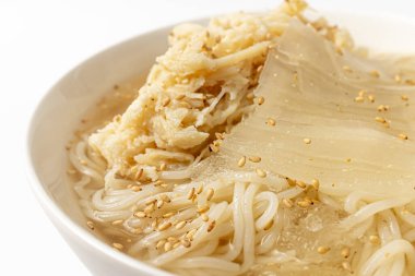 Beyaz arkaplanda Tavuk Naengmyeon
