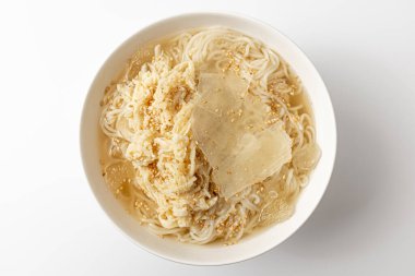 Beyaz arkaplanda Tavuk Naengmyeon