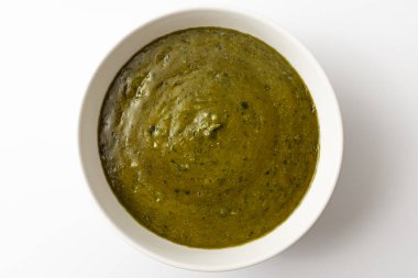 Beyaz arkaplanda ıspanak körisi