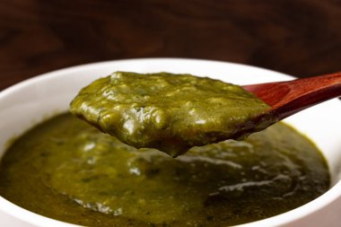 Ispanaklı köri, bir çeşit Hint yemeği.