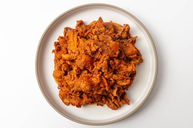 Beyaz arka planda Gochujang yıllanmış domuz eti.