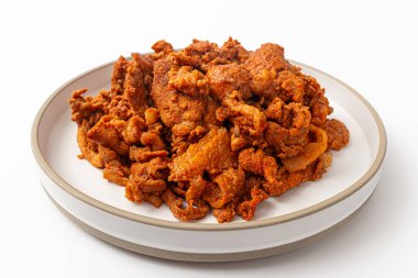 Beyaz arka planda Gochujang yıllanmış domuz eti.