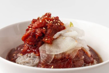 Beyaz arka planda Alaska pollock Naengmyeon baharatı