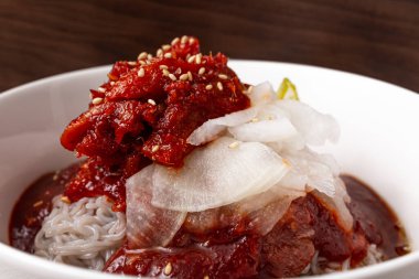 Baharatlı naengmyeon, yarı kurumuş Alaska pollock 'u