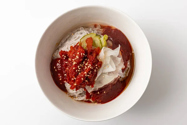 Beyaz arka planda Alaska pollock Naengmyeon baharatı