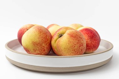 Beyaz arka planda tüysüz beyaz şeftaliler.