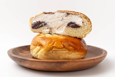 Beyaz arka planda tatlı kırmızı fasulye kremalı ekmek