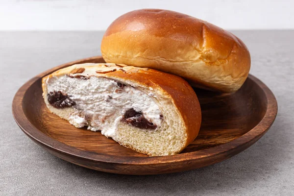 Słodki Chleb Czerwonej Fasoli Pastą Świeżą Śmietaną — Zdjęcie stockowe
