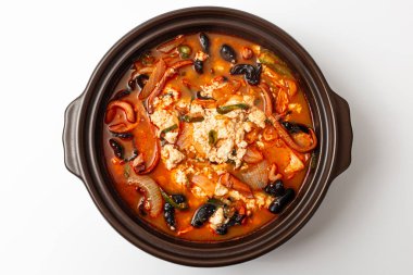 Beyaz arkaplanda Jjamppong yumuşak tofu