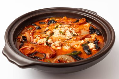 Beyaz arkaplanda Jjamppong yumuşak tofu