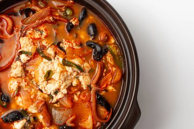 Beyaz arkaplanda Jjamppong yumuşak tofu