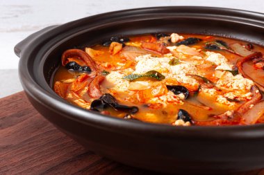 Jjambbong yumuşak tofu ve yumuşak tofu ile jjambbong çorbası ve deniz ürünleri.