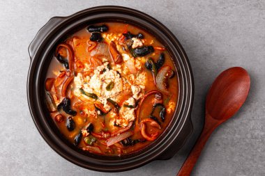 Jjambbong yumuşak tofu ve yumuşak tofu ile jjambbong çorbası ve deniz ürünleri.
