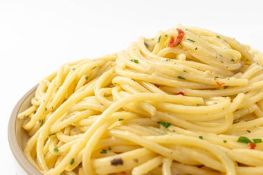 Beyaz bir arka planda Aglio e olio