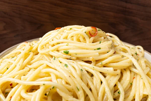 ニンニクとオリーブオイルとスパゲティで作られたパスタアリオ — ストック写真