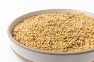 Beyaz arkaplanda Perilla tozu