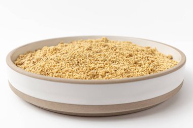 Beyaz arkaplanda Perilla tozu