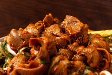 Baharatlı sebzeler, tatlı ve baharatlı salyangozla karıştırılmış.