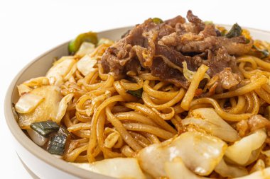 Beyaz arka planda kızarmış şehriye.