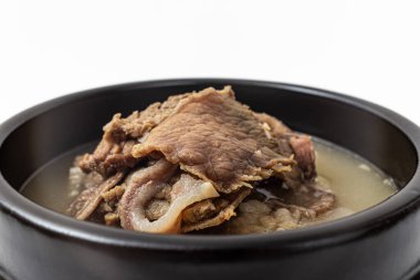 Beyaz arka planda sığır eti çorbası