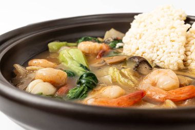 Kızarmış glutinous pilav çorbası ve beyaz arka planda deniz ürünleri.