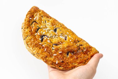 böğürtlenli turta beyaz zemin üzerine