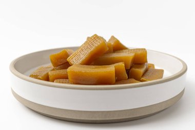 Beyaz arka planda kurutulmuş tatlı patates çubukları