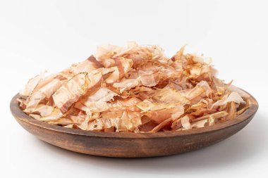 Beyaz arkaplanda Bonito Flakes