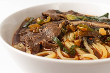 Beyaz arka planda Tayvan bifteği eriştesi