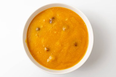 Beyaz arkaplanda balkabağı lapası