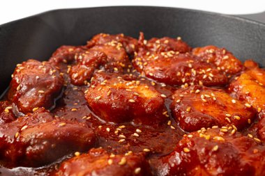 Beyaz arkaplanda maymunbalığı bulgogi