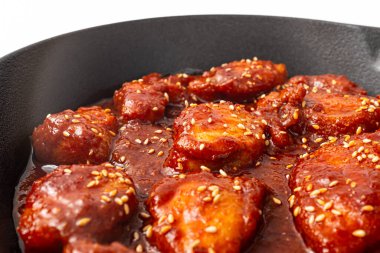 Beyaz arkaplanda maymunbalığı bulgogi