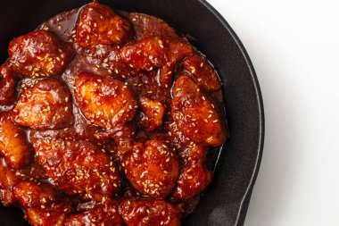 Beyaz arkaplanda maymunbalığı bulgogi