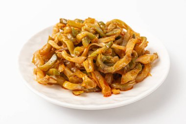 Beyaz arka planda baharatlı turşu.