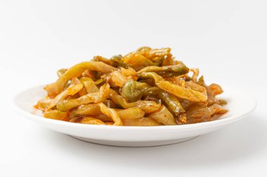 Beyaz arka planda baharatlı turşu.