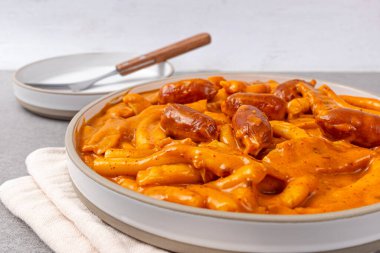 Kırmızı biber ezmesinden yapılmış Rose Noodle Tteokbokki