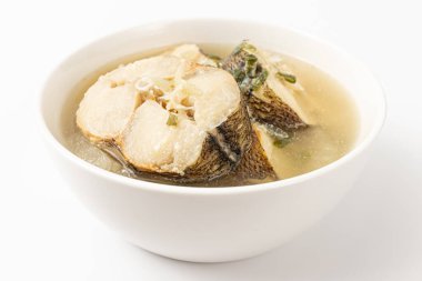 Beyaz arka planda morina çorbası.