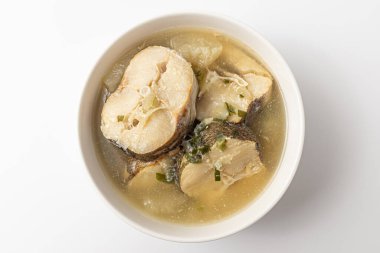 Beyaz arka planda morina çorbası.