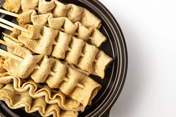 Beyaz arka planda şiş balık köftesi.