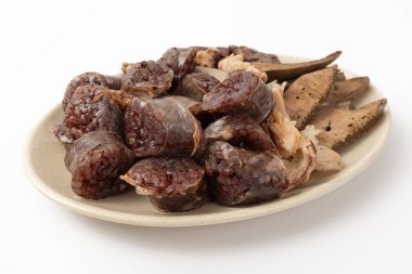 Beyaz arka planda dondurma ve domuz bağırsağı.