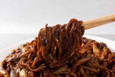 Jjajang soslu kızarmış erişteli Jjajangmyeon tabağı