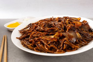 Jjajang soslu kızarmış erişteli Jjajangmyeon tabağı