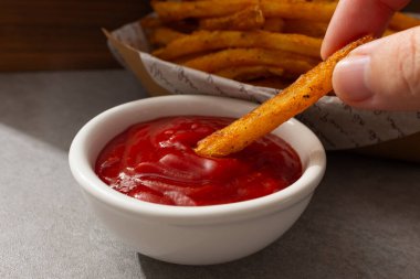 Fransız kızartması ve Cajun baharatı.