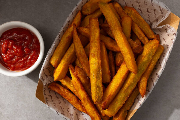 Сладкая картошка фри, нарезанный и жареный сладкий картофель